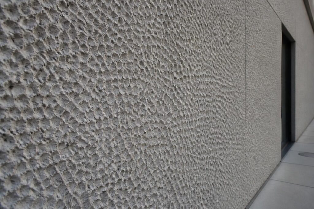 découvrez la technique du béton bouchardé, sa texture unique et ses utilisations idéales pour les façades et murs, alliant esthétique et durabilité.