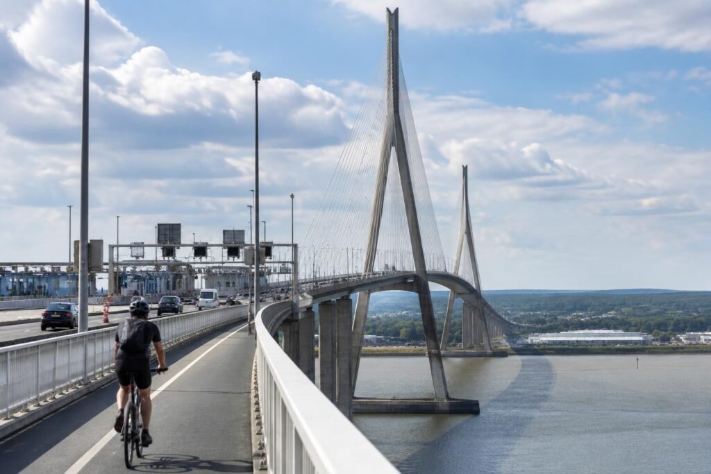découvrez les dimensions du pont de normandie, les tarifs de péage et les conditions d’accès à vélo pour préparer votre traversée.
